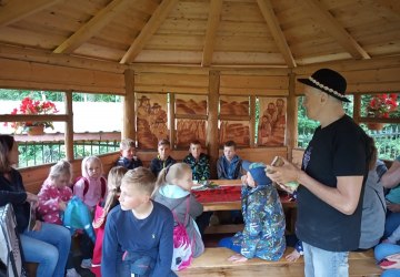 Dzieci z wizytą u kamienickiego rzeźbiarza Ignacego Gromali