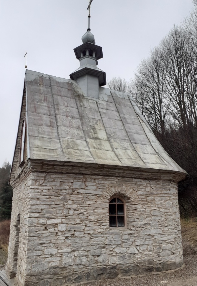 Kapliczka przydrożna w Szczawie już po remoncie