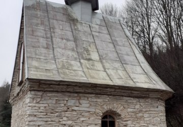 Kapliczka przydrożna w Szczawie już po remoncie