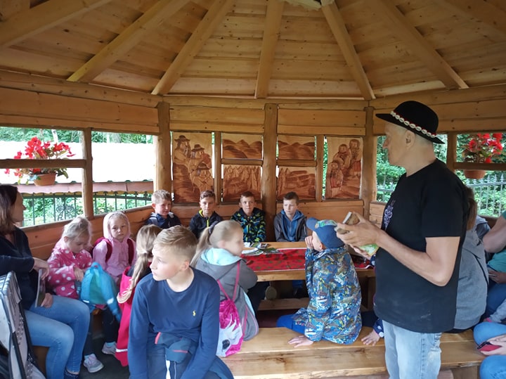 Dzieci z wizytą u kamienickiego rzeźbiarza Ignacego Gromali