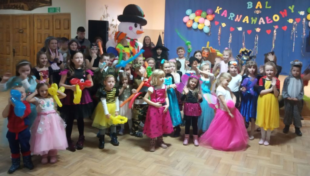 Najmłodsi na balu karnawałowym